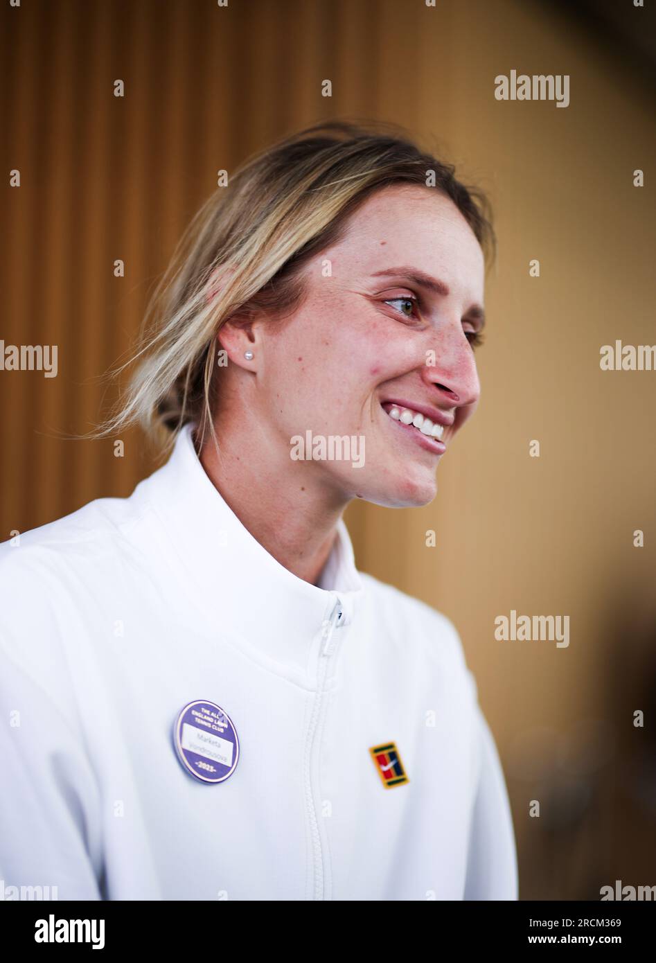 Marketa Vondrousova dans la zone mixte, suite à sa victoire en finale du simple féminin contre ONS Jabeur le 13e jour des Championnats de Wimbledon 2023 au All England Lawn tennis and Croquet Club à Wimbledon. Date de la photo : Samedi 15 juillet 2023. Banque D'Images