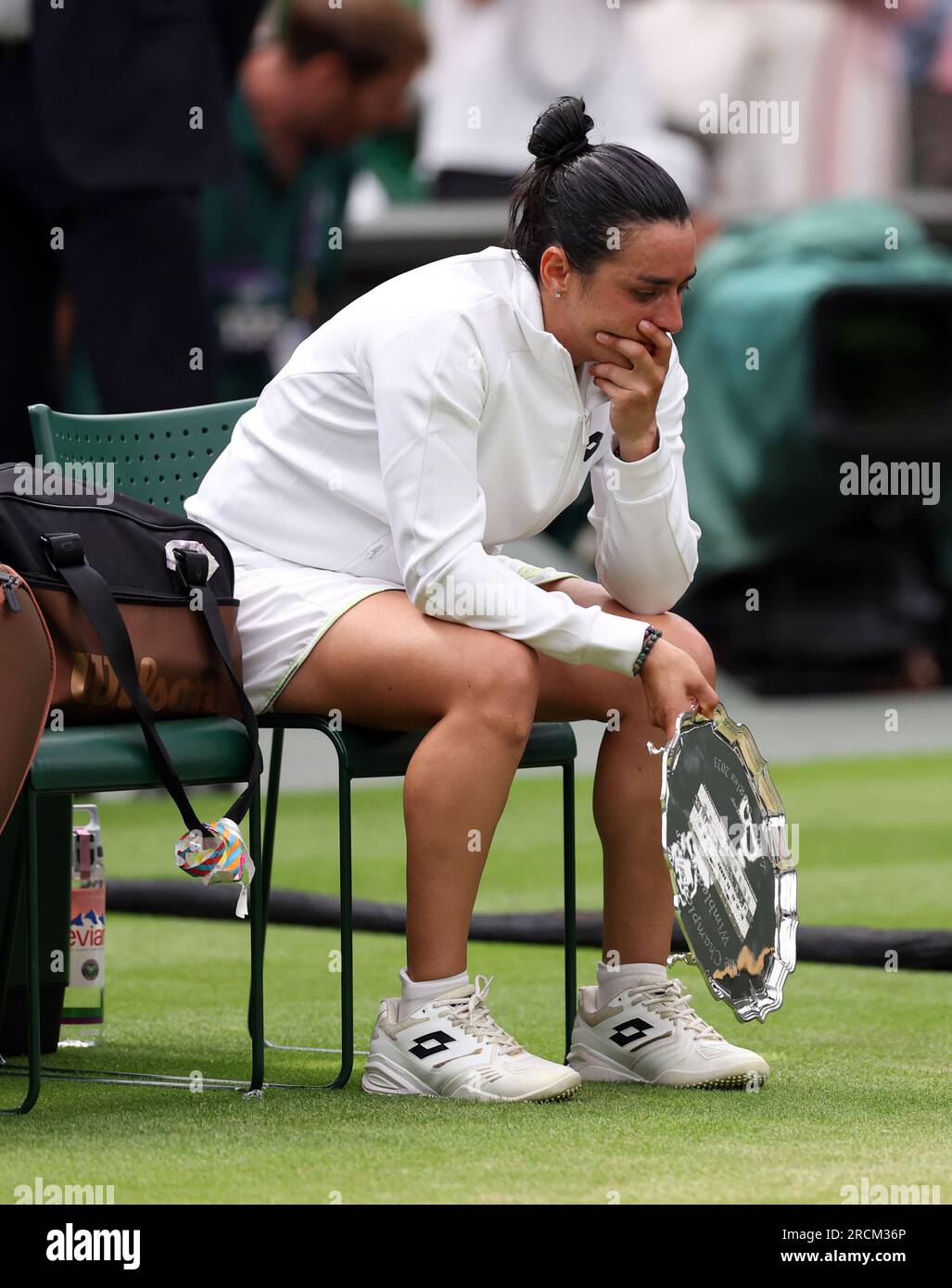 ONS Jabeur apparaît déprimé après une défaite en finale en simple féminin face à Marketa Vondrousova le 13e jour des Championnats de Wimbledon 2023 au All England Lawn tennis and Croquet Club à Wimbledon. Date de la photo : Samedi 15 juillet 2023. Banque D'Images