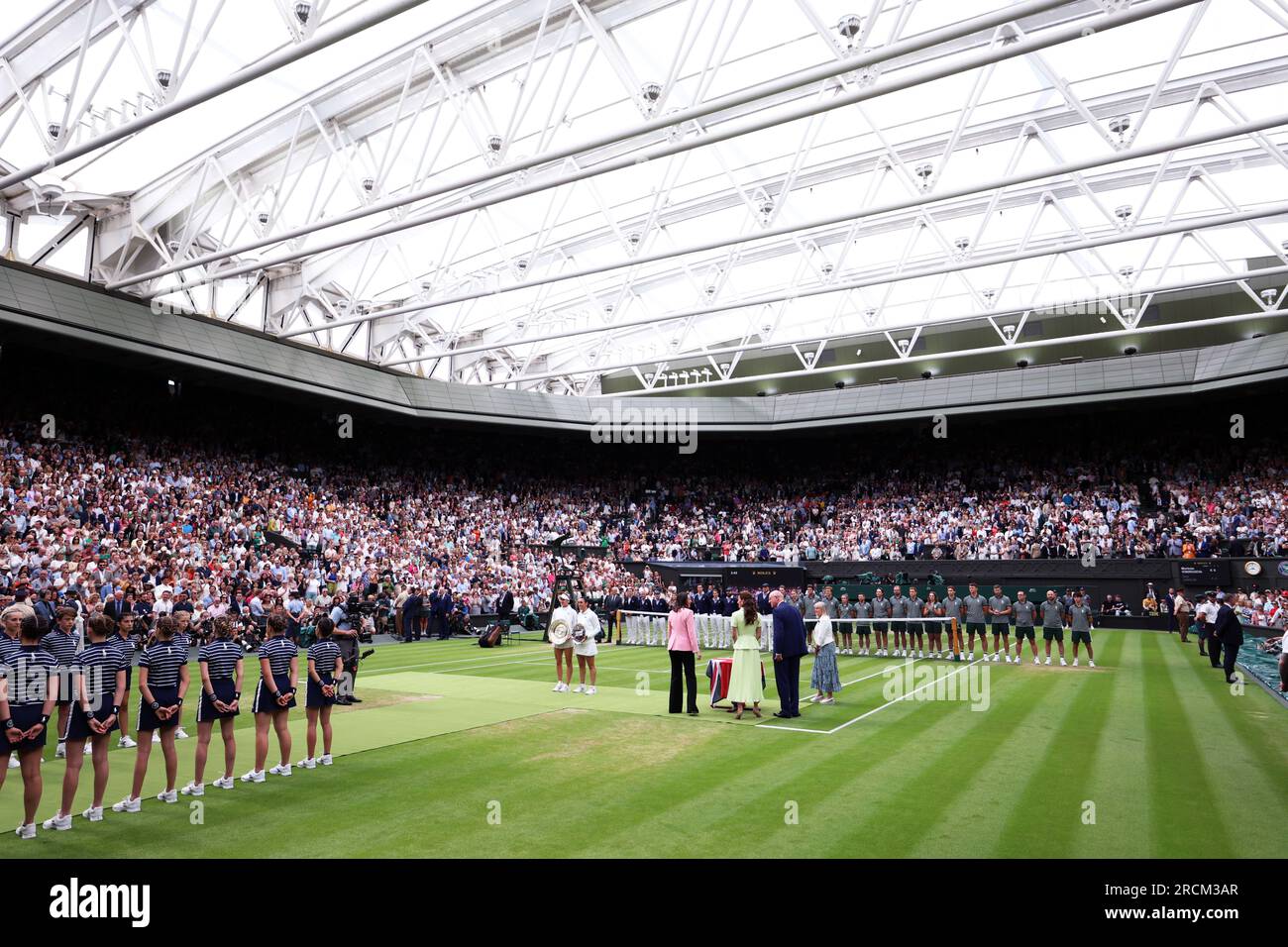 Marketa Vondrousova et ONS Jabeur avec leurs trophées/plaques à la suite de la finale en simple féminine le 13e jour des Championnats de Wimbledon 2023 au All England Lawn tennis and Croquet Club à Wimbledon. Date de la photo : Samedi 15 juillet 2023. Banque D'Images