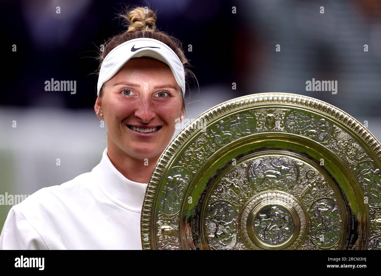 Marketa Vondrousova célèbre avec le plat venus Rosewater après la victoire contre ONS Jabeur lors de la finale en simple féminine le 13e jour des Championnats de Wimbledon 2023 au All England Lawn tennis and Croquet Club à Wimbledon. Date de la photo : Samedi 15 juillet 2023. Banque D'Images