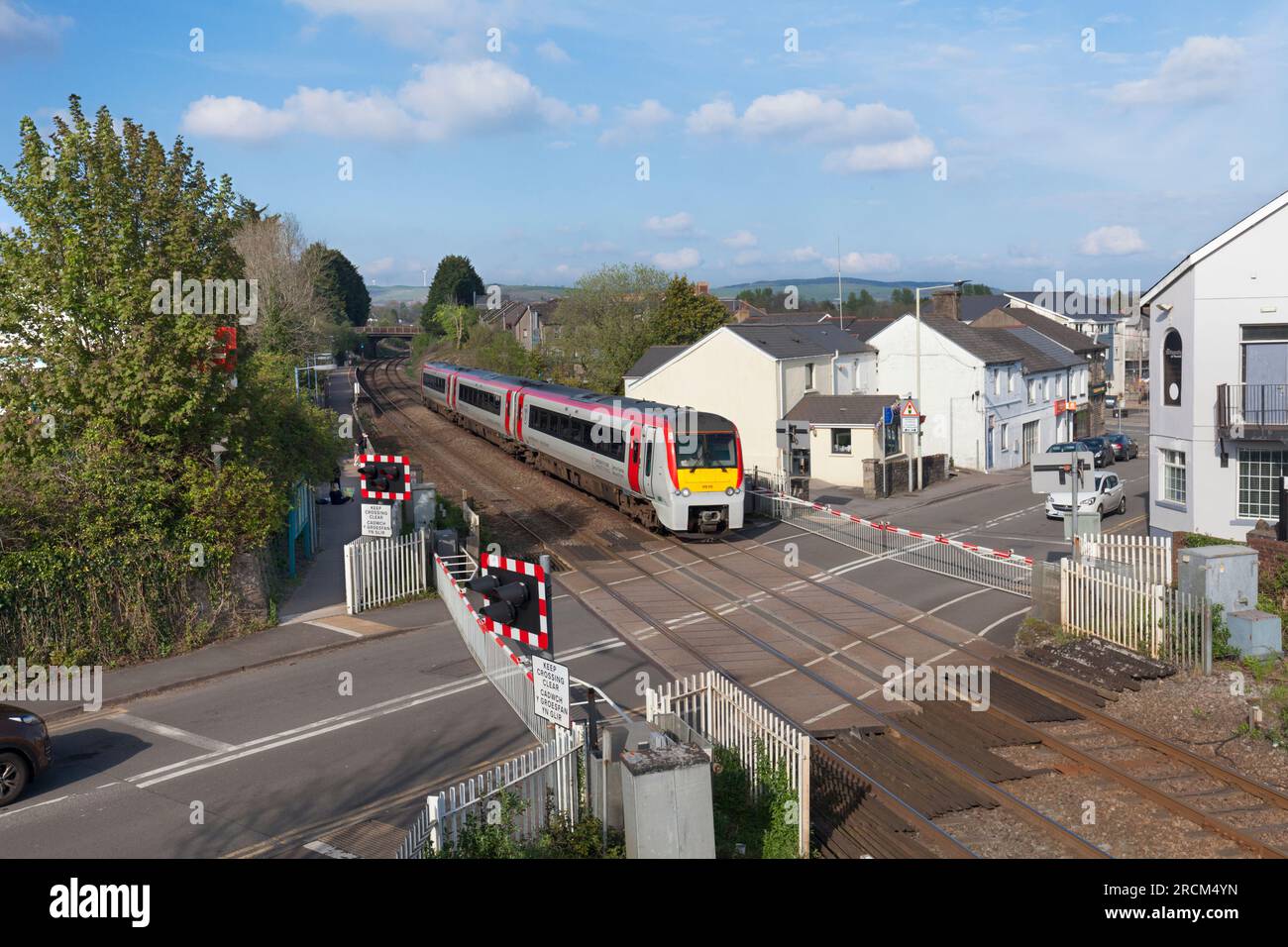 Transport pour le pays de Galles Alstom classe 175 train 175110 franchissant le passage à niveau de la barrière à Pencoed. Pays de Galles Banque D'Images