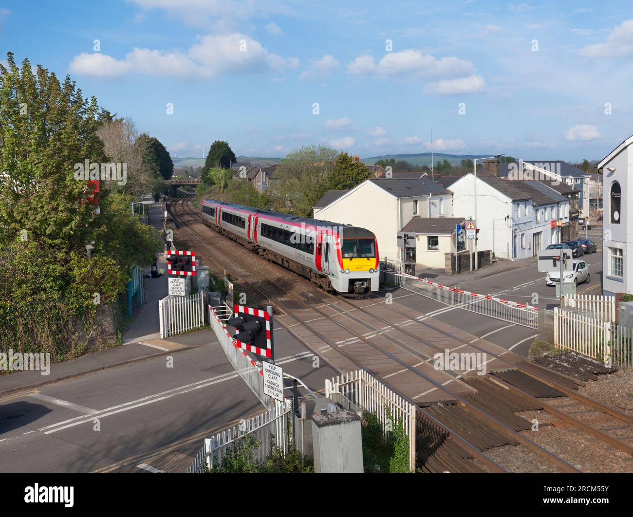 Transport pour le pays de Galles Alstom classe 175 train 175110 franchissant le passage à niveau de la barrière à Pencoed. Pays de Galles Banque D'Images
