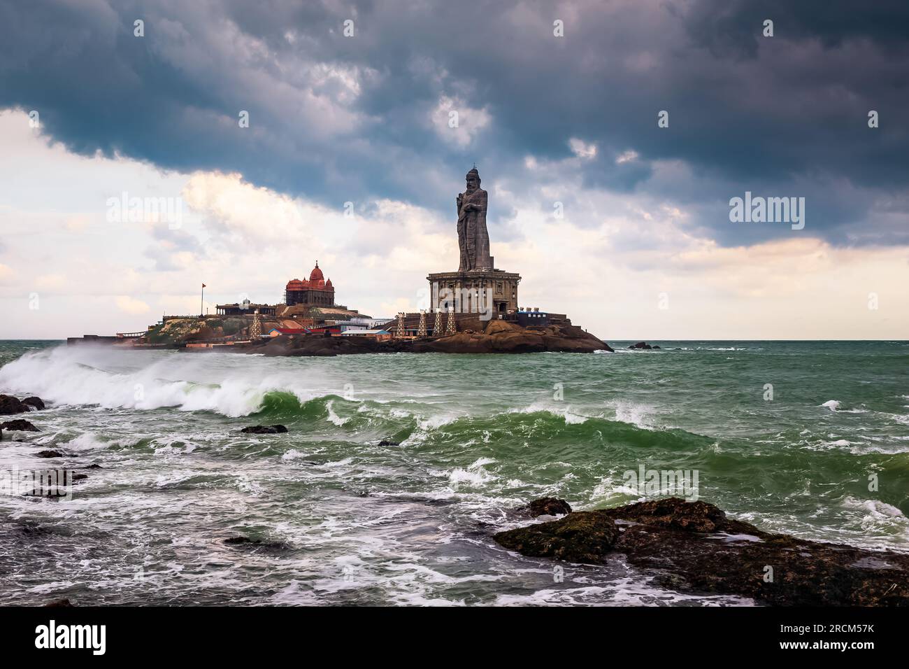 Kanyakumari plage Tamilnadu, Inde du Sud, est une destination pittoresque qui offre une vue imprenable sur les nuages de mousson au-dessus de l'océan. Banque D'Images