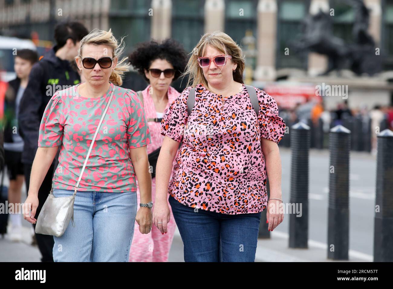 Londres, Royaume-Uni. 15 juillet 2023. Des femmes vues marcher le long du pont de Westminster un jour venteux dans la capitale. (Photo Steve Taylor/SOPA Images/Sipa USA) crédit : SIPA USA/Alamy Live News Banque D'Images