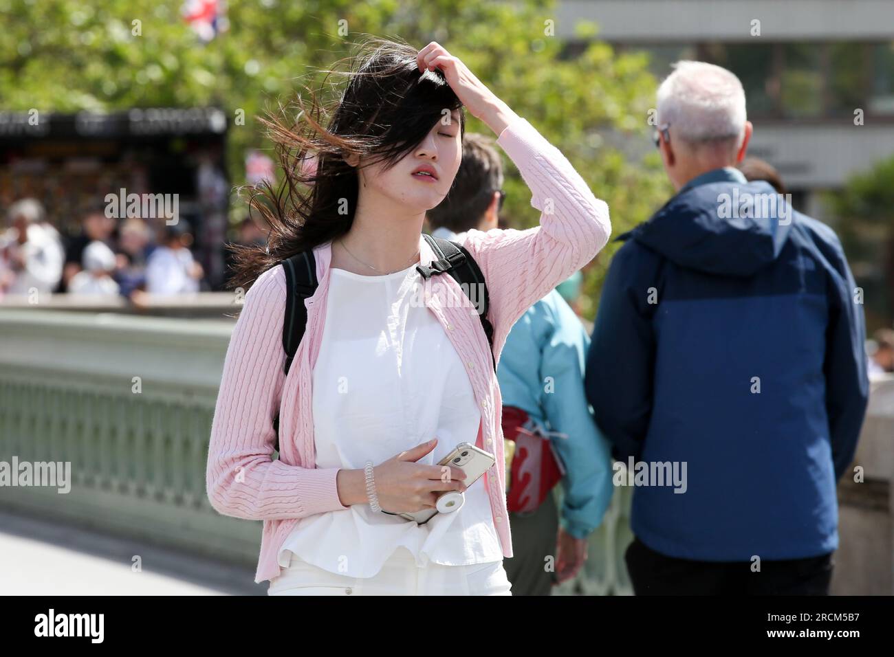 Londres, Royaume-Uni. 15 juillet 2023. Les membres du public le long du pont Westminster lors d'une journée venteuse dans la capitale. (Image de crédit : © Steve Taylor/SOPA Images via ZUMA Press Wire) USAGE ÉDITORIAL SEULEMENT! Non destiné à UN USAGE commercial ! Crédit : ZUMA Press, Inc./Alamy Live News Banque D'Images