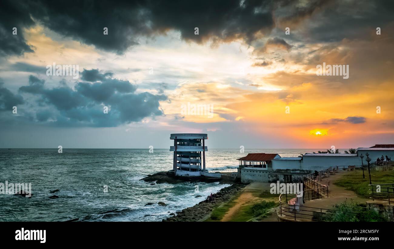 Kanyakumari, Tamil Nadu, Inde - 31 janvier 2021. Tour avec vue sur le lever et le coucher du soleil, côté mer, sur la plage de Kanyakumari. Banque D'Images