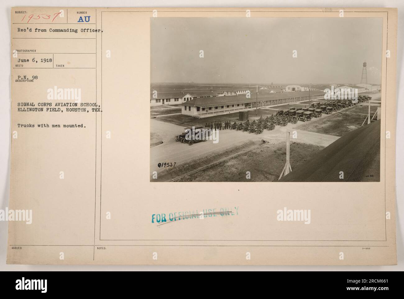 Des camions avec des hommes montés à la signal corps Aviation School, Ellington Field, Houston, Texas. Cette photographie, prise le 6 juin 1918, montre des activités militaires pendant la première Guerre mondiale. [Détails supplémentaires : description numéro au, reçue du commandant, photographe inconnu.]' Banque D'Images