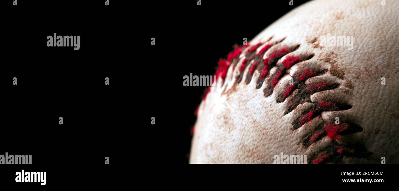 Gros plan de vieux baseball usé montrant des points rouges sales. Espace vide pour le texte. Banque D'Images