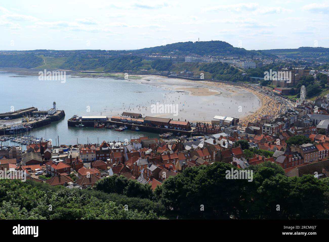 Vue sur la baie de Scarborough depuis le château un jour d'été Banque D'Images