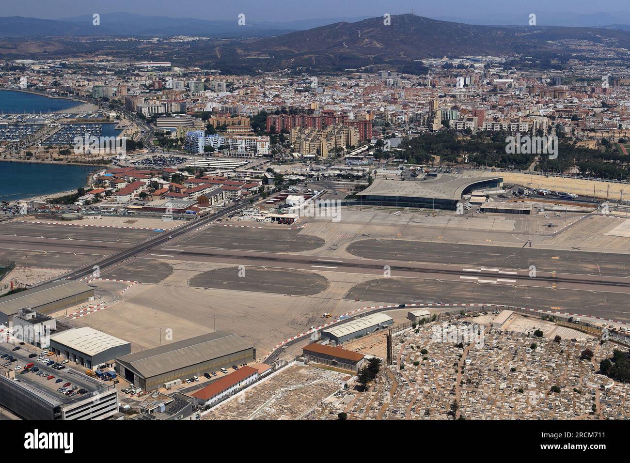 Vue vers le nord sur la piste de l'aéroport de Gibraltar du Rocher de Gibraltar à l'Espagne avec Winston Churchill Avenue traversant la piste Banque D'Images