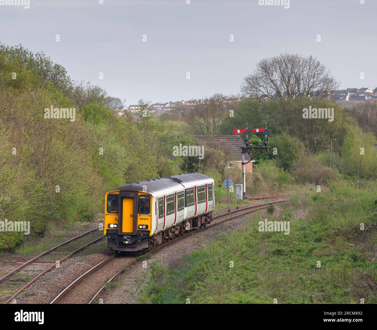 Transport pour le train DMU 150253 de classe 150 du pays de Galles passant le signal du support mécanique du quadrant inférieur à Tondu, au sud du pays de Galles Banque D'Images