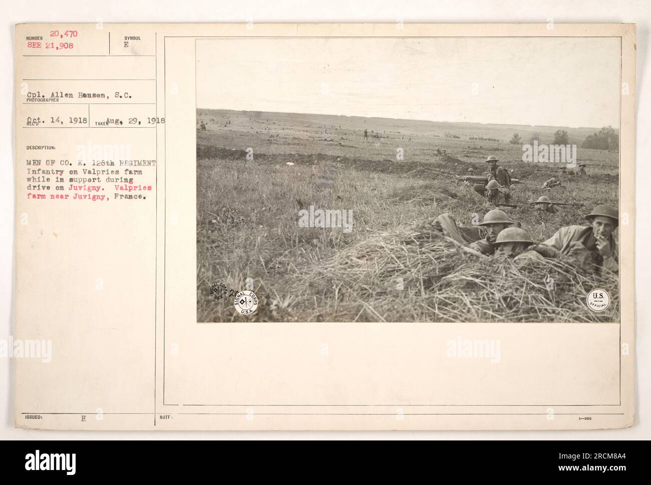 HOMMES DU CO. K. 128e RÉGIMENT d'infanterie sur la ferme Valpries en appui pendant la conduite sur Juvigny. Ferme Valpries près de Juvigny, France. Cette photographie, numérotée 20 470, a été prise par le caporal Allen Hanson, C.S., le 14 octobre 1918 et reçue le 29 août 1918. Une autre référence à cette image est 21,908. Banque D'Images