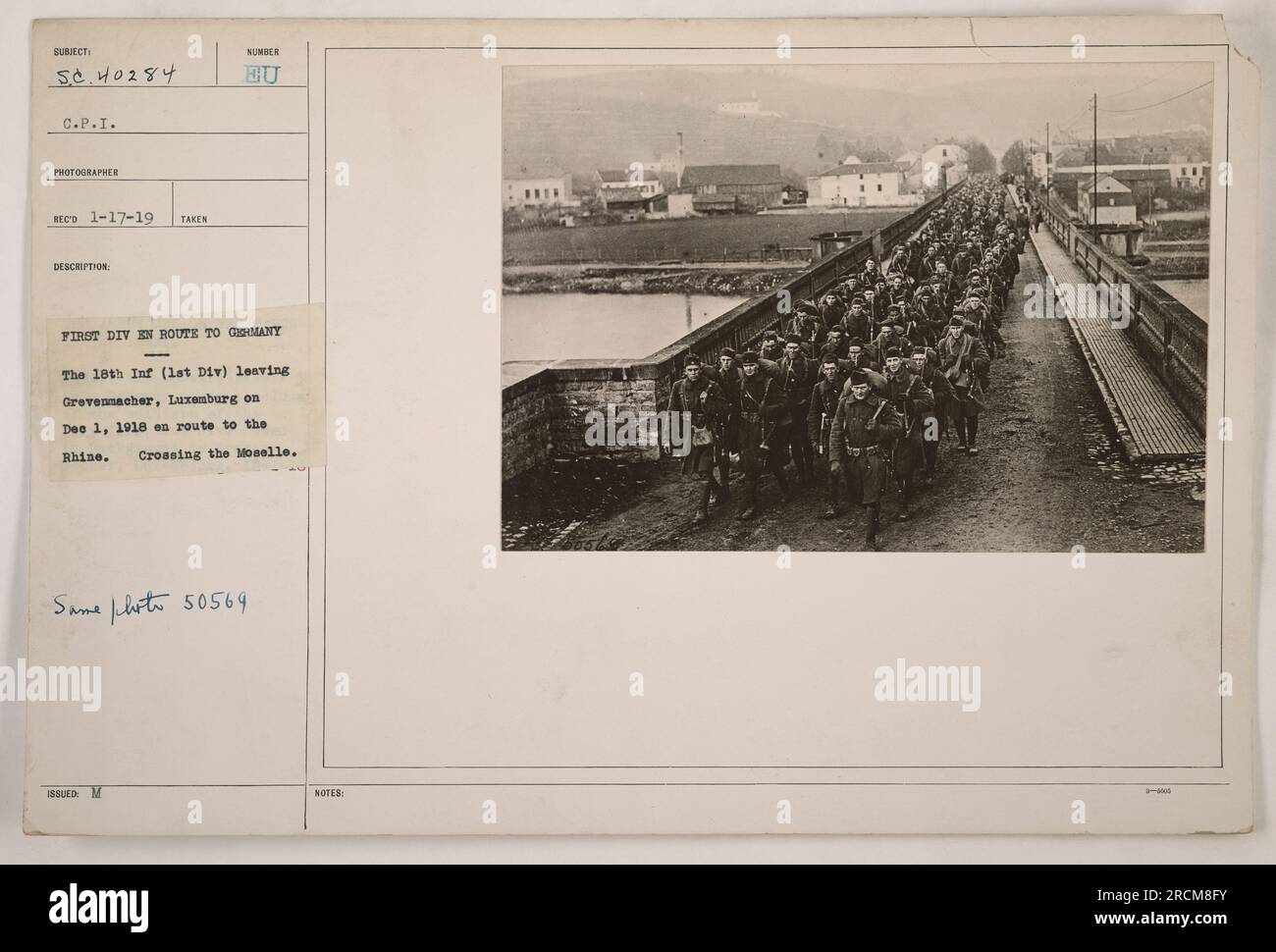 Le 18e régiment d'infanterie de la 1e division est représenté sur cette image, quittant Grevenmacher, Luxembourg, le 1 décembre 1918. Ils sont en route vers le Rhin, en traversant la Moselle. Cette photographie est la même que la photo 50569, publiée avec des notes. Banque D'Images