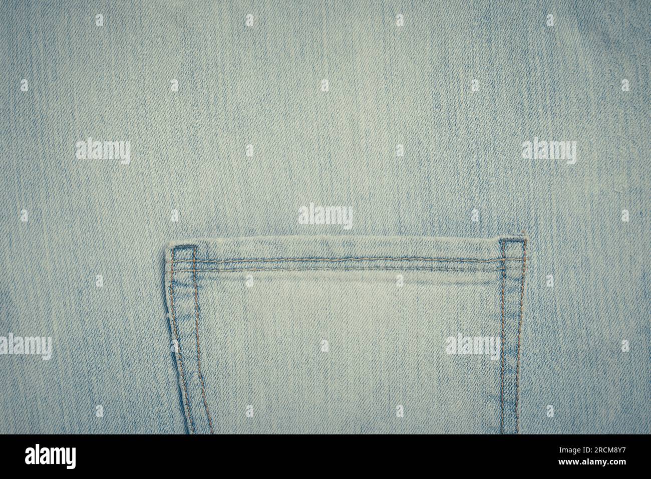 Jean bleu usé et patiné avec poche vide simple. Banque D'Images