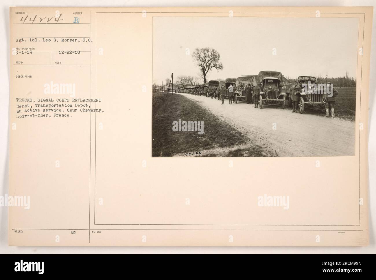 Le sergent de 1e classe Leo G. Morper, récipiendaire de l'étoile d'argent, est photographié ici en service actif à Cour Cheverny, Loir-et-cher, France. La photographie montre des camions au dépôt de remplacement du signal corps et au dépôt de transport, où Morper a servi. Cette image a été prise le 1 mars 1919. Banque D'Images