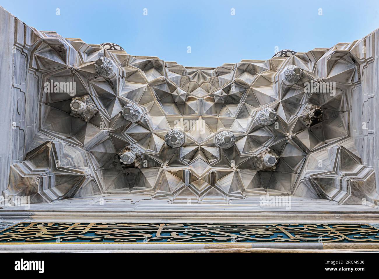 Muqarnas de l'entrée de la mosquée Bayezid II à Istanbul, Turquie avec inscriptions ottomanes. Banque D'Images
