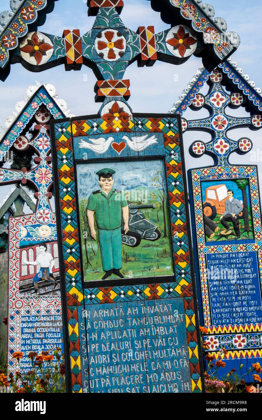 Pierres tombales dans le cimetière joyeux, Sapanta, Roumanie Banque D'Images