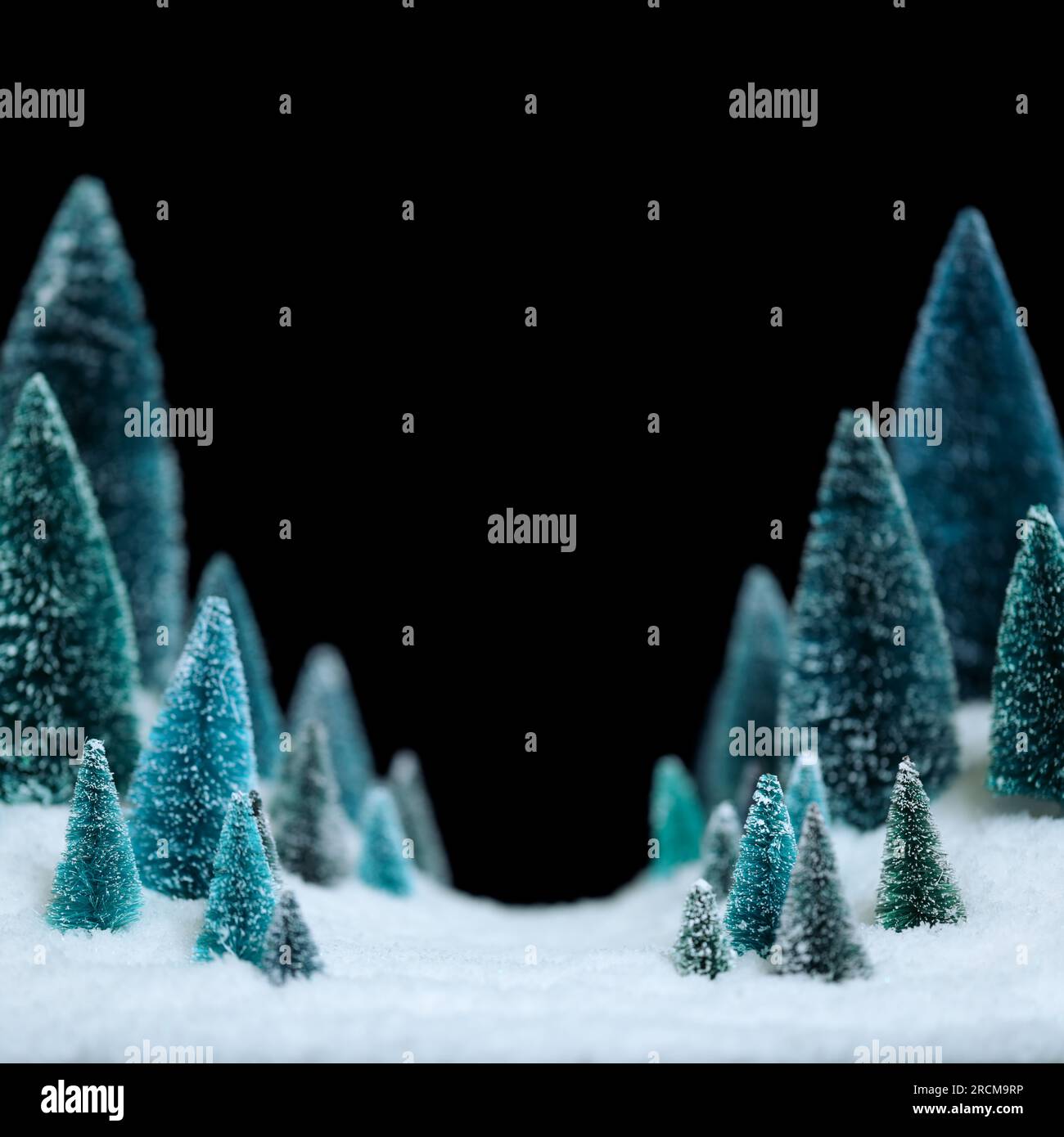 Figurines d'arbre de Noël forêt dans la neige étincelante avec chemin central pensé les arbres. Banque D'Images