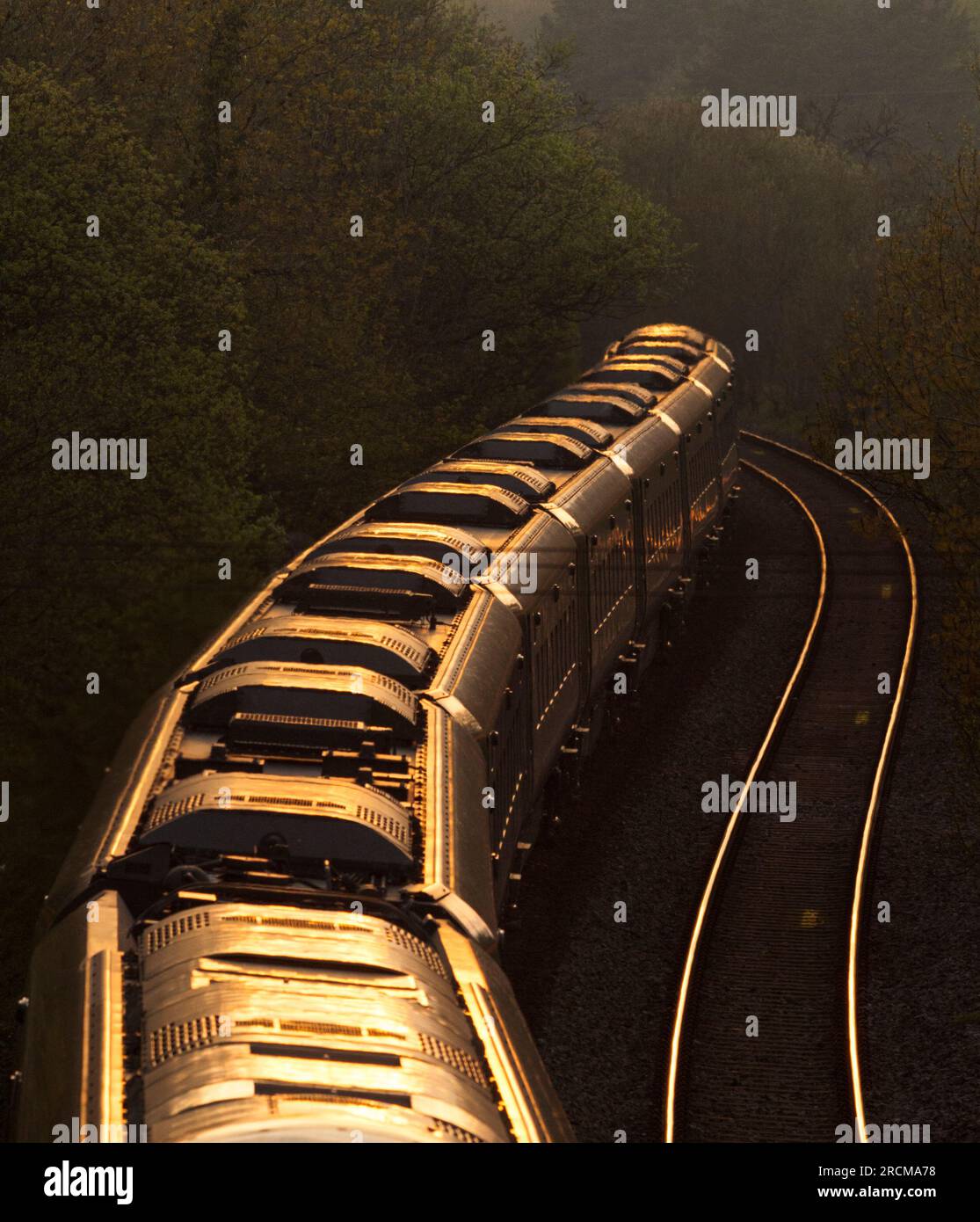 First Great Western Railway Hitachi IET bi - train mode se dirigeant vers le coucher du soleil sur la ligne principale du sud du pays de Galles à Llangewydd courbant autour d'un s virage Banque D'Images