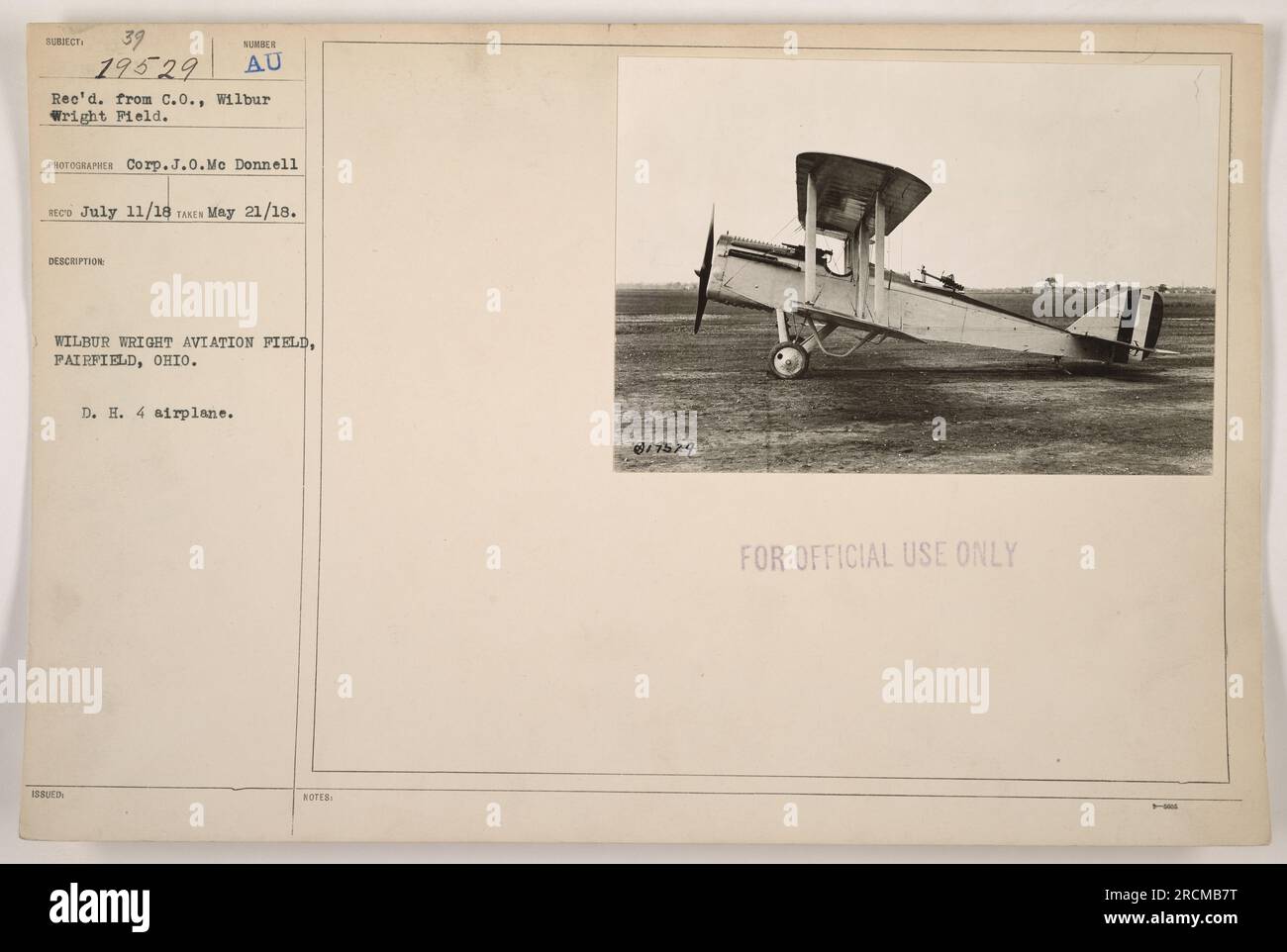 Soldats travaillant sur un avion D.H. 4 à Wilbur Wright Aviation Field à Fairfield, Ohio pendant la première Guerre mondiale. La photographie a été prise le 21 mai 1918 et fait partie des documents officiels. Banque D'Images