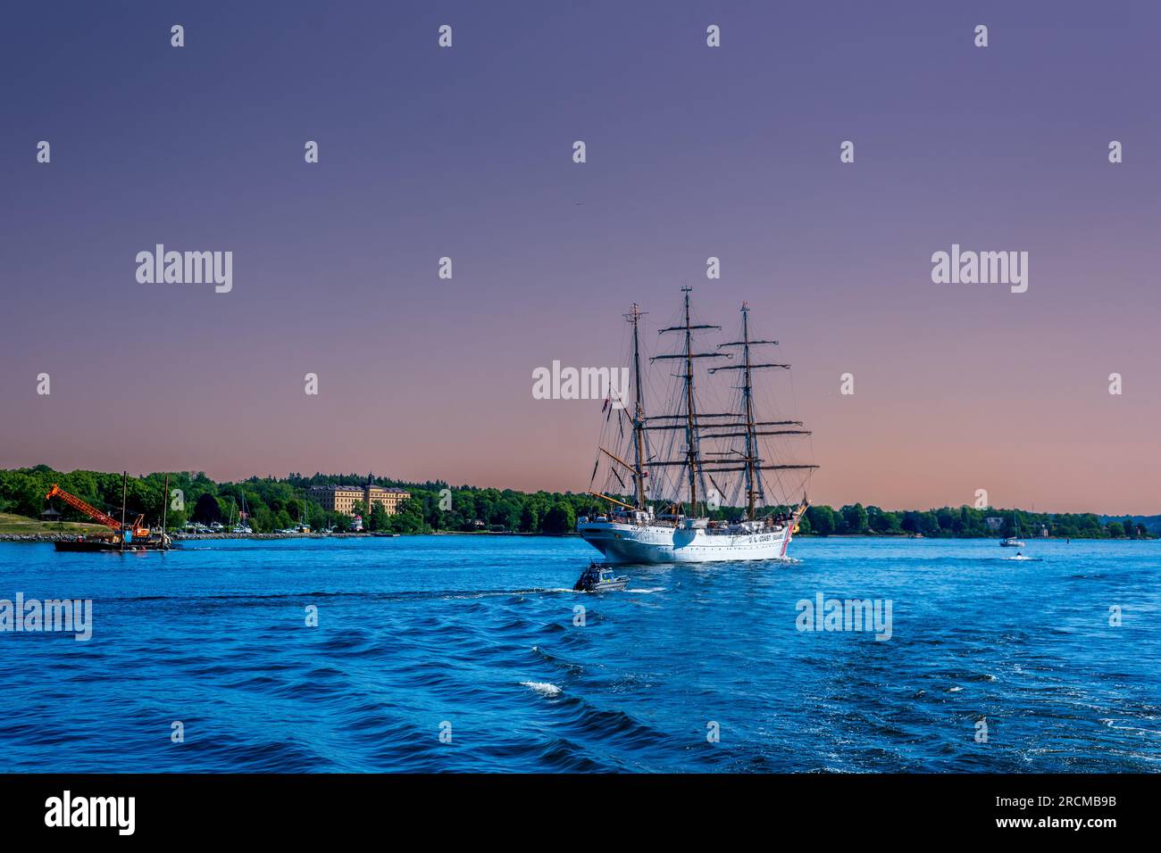 Suède, Stockholm - 12 juin 2022 ; canot de sauvetage à moteur de la Garde côtière américaine, réfléchissant dans l'eau Banque D'Images