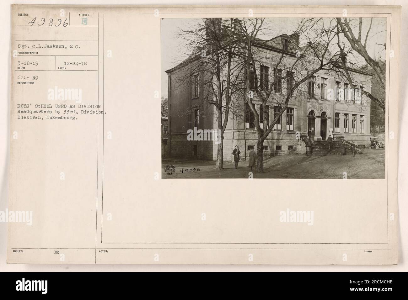 L'image montre une école de garçons à Diekirch, au Luxembourg, qui a été convertie en quartier général de division par la 33e division pendant la première Guerre mondiale Elle a été prise le 24 décembre 1918 et le photographe était le sergent C.L. Jackson. L'image a été émise avec le numéro E et reçue le 10 mars 1919. Banque D'Images