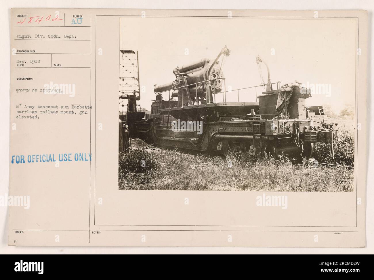 Une image d'un canon de mer de l'armée de 8 pieds avec un support de chemin de fer Barbette, élevé au 48402 Engnr. Div Ordn. Service Elle a été prise par le photographe en décembre 1918. Cette photographie montre différents types de munitions utilisées pendant la première Guerre mondiale. L'image est strictement pour un usage officiel. Banque D'Images