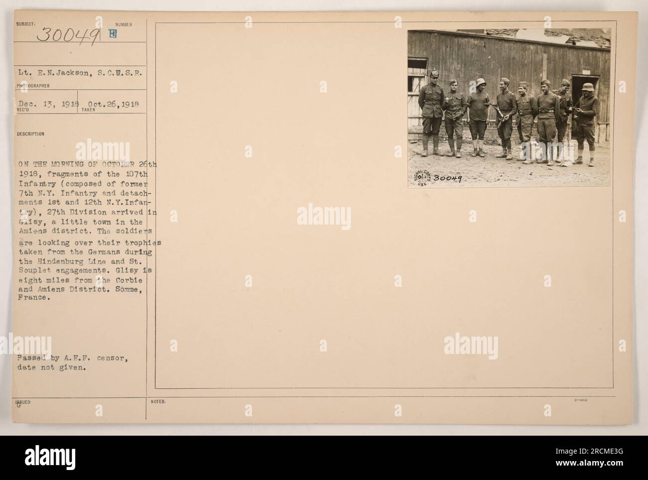 Des soldats de la 107e infanterie, 27e division, sont photographiés à Glisy, somme, France le 26 octobre 1918. Ils examinent les trophées pris aux Allemands pendant la ligne Hindenburg et St. Engagements Souplet. Glisy est situé à 13 km du quartier de Corbie et Amiens.' Banque D'Images