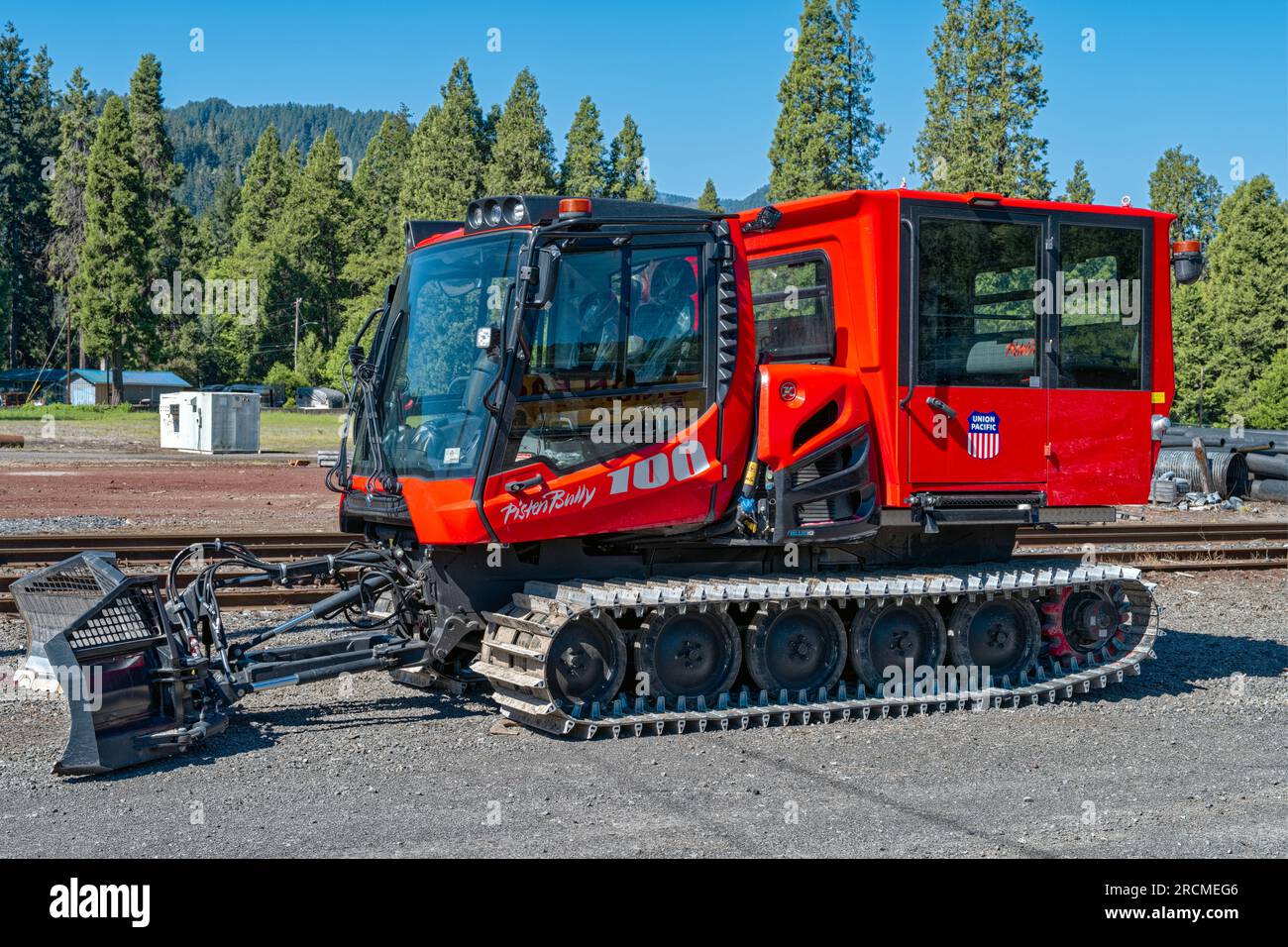 Une tondeuse à neige Pisten Bully stationnée au triage ferroviaire Union Pacific à Oakridge, Oregon, États-Unis Banque D'Images