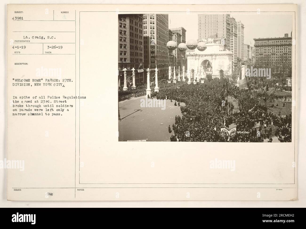 Des soldats de la 27e division, également connue sous le nom de division de New York, participent à un défilé de bienvenue à New York. Le défilé a eu lieu le 26 mars 1919, et malgré les règlements de la police, la foule de la 23e rue a pénétré, laissant seulement un étroit canal pour les soldats. Les notes du DMC indiquent que le numéro émis de la photographie est 943381. Banque D'Images
