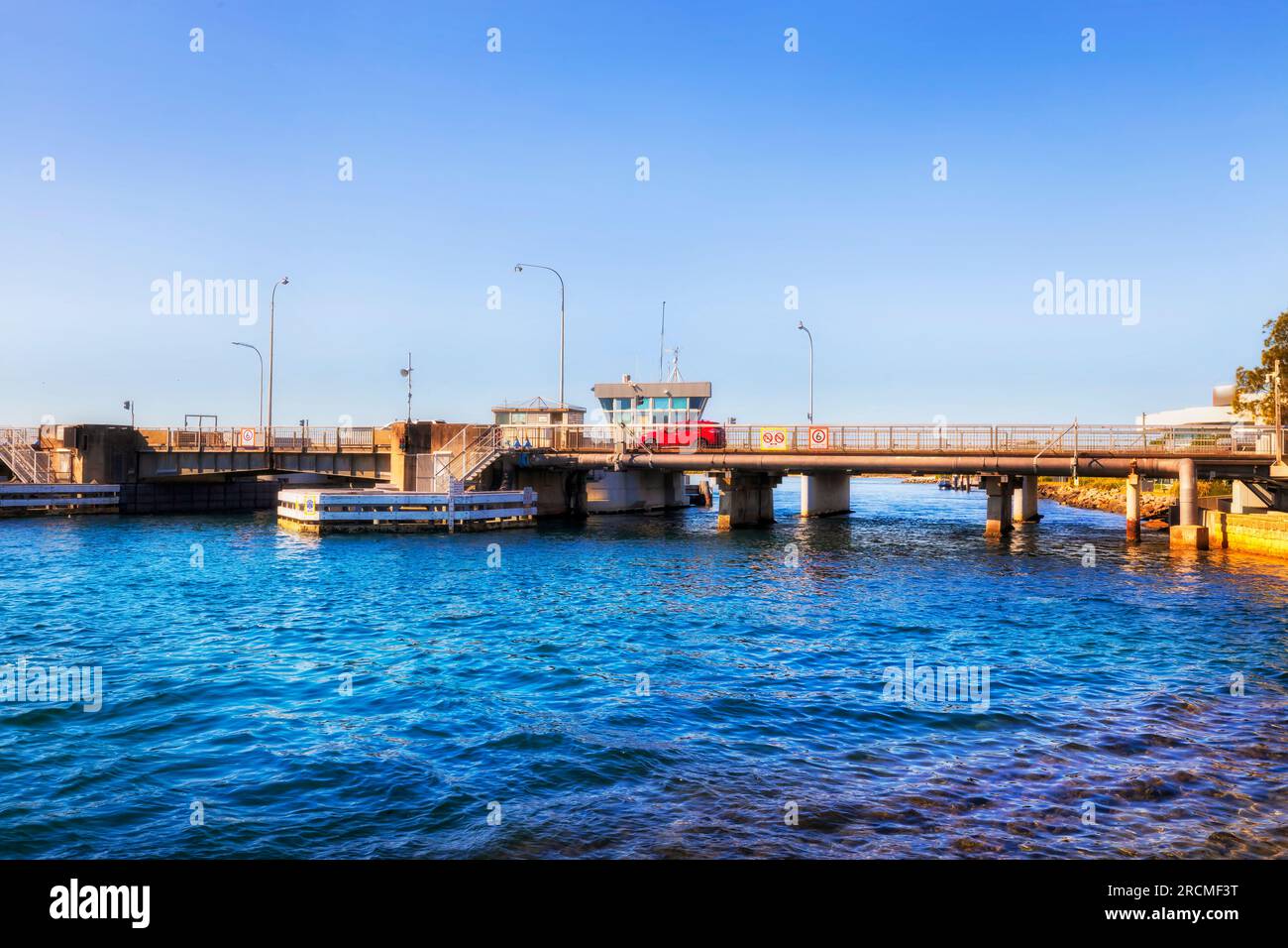 Pont Swansea sur le canal du lac Macquarie côte Pacifique lagune dans la ville de Swansea en Australie. Banque D'Images