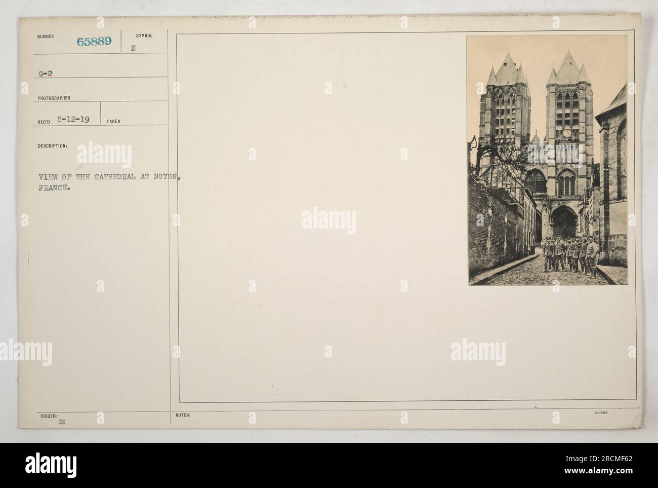 Photographie montrant une vue de la cathédrale de Noyon, France. L'image a été prise par le photographe de Sumice le 12 mai 1919, et a été émise pour un usage syndolique. La photo capture les caractéristiques architecturales de la cathédrale et son emplacement à Noyon, en France. Banque D'Images