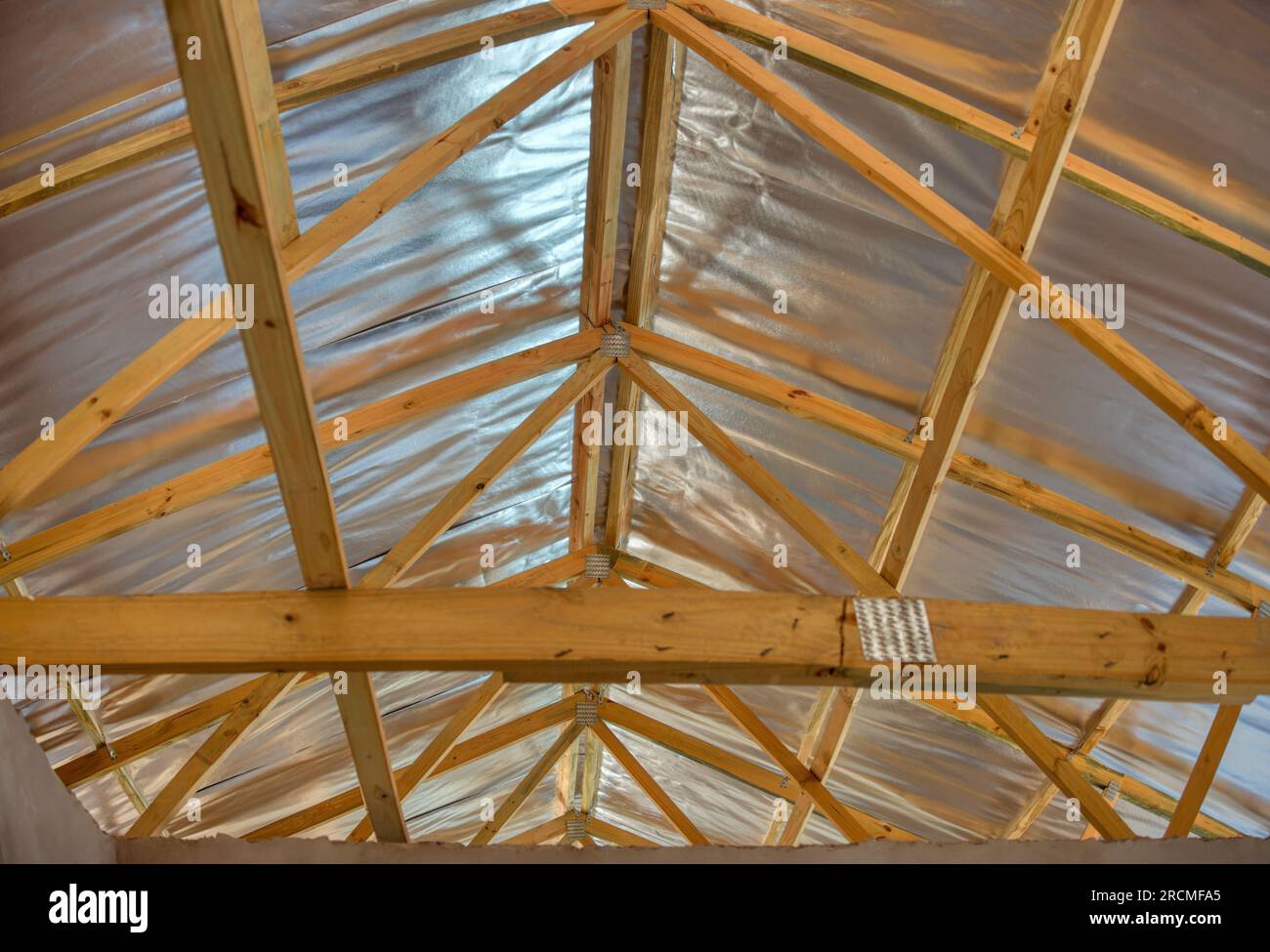 isolation thermique en feuille d'aluminium pour le toit, nouvelles fermes en bois pour le renforcement Banque D'Images