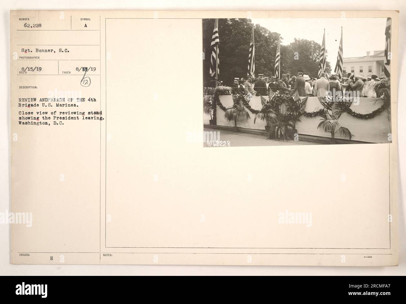 Président quittant le stand d'examen après un examen et un défilé de la 4e brigade, États-Unis Marines à Washington, D.C. Photographie prise le 13 août 1919 par le sergent Bonner. Vue rapprochée du support de visualisation. Banque D'Images