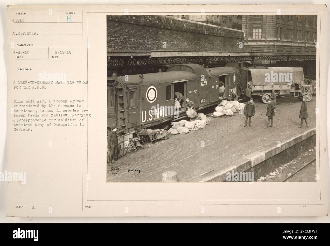 Une voiture postale allemande capturée est montrée en service entre Paris et Coblenz, transportant du courrier pour les soldats de l'armée d'occupation américaine en Allemagne. Cette image a été prise le 19 février 1919 et fait partie de la collection 'Photographs of American Military Activities during World War One'. Banque D'Images