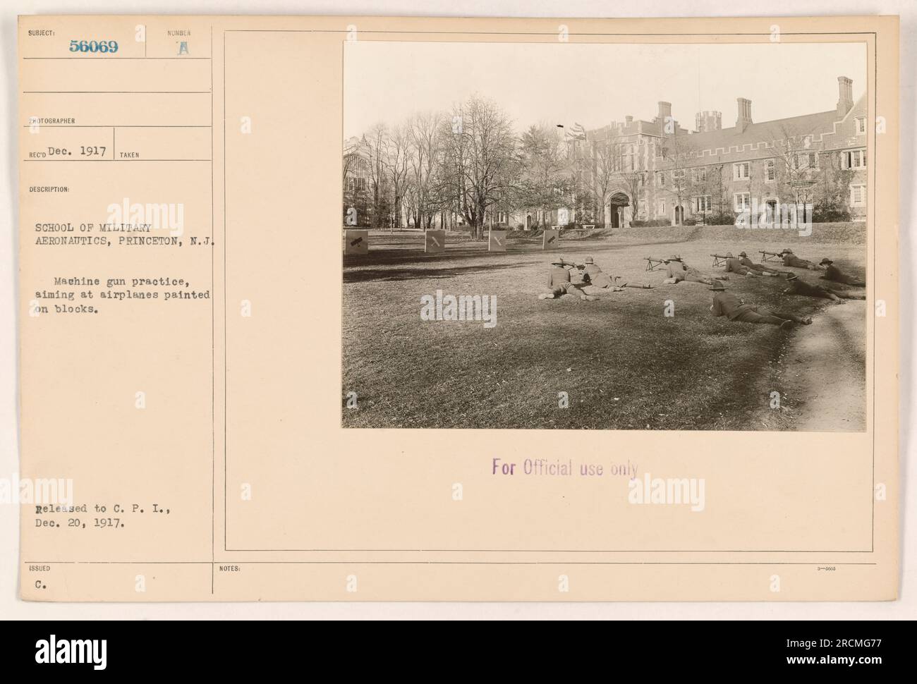 Des soldats de l'École d'aéronautique militaire à Princeton, New Jersey sont vus effectuant des exercices de mitrailleuse. Les soldats visent des cibles constituées d'images d'avions peintes sur des blocs. Cette photographie a été prise en décembre 1917 et publiée pour usage officiel seulement. Banque D'Images