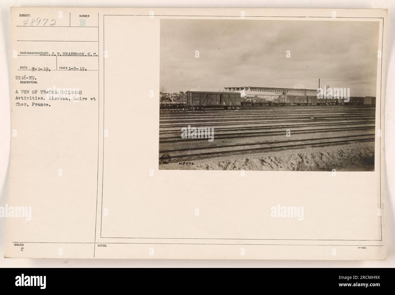 Une photographie montrant quelques voies ferrées pendant des activités militaires à Gievres, Loire et cher, France. L'image a été prise le 1-8-19, par le sergent J.T. Seabrook. La description mentionne le numéro 48972 et les notes fournies sont clairsemées. Banque D'Images