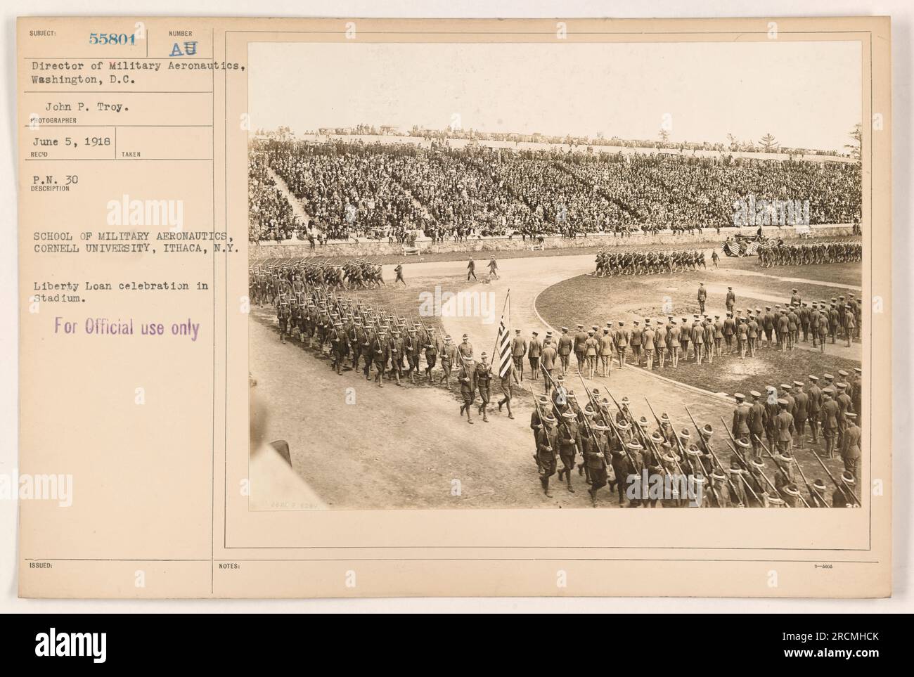 Des soldats et des civils se sont réunis pour célébrer le Liberty Loan à l'École d'aéronautique militaire de l'Université Cornell, à Ithaca. La célébration a eu lieu dans le stade, en présence de John P. Troy, le directeur de l'aéronautique militaire à Washington, DC Cette photographie a été prise le 5 juin 1918. Banque D'Images