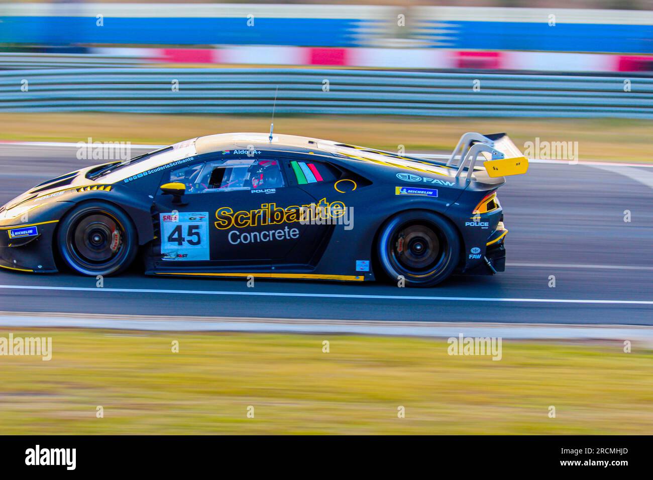 Une Lamborghini Huracan GT3 EVO au Killarney International Raceway au Cap, en Afrique du Sud. Cette photographie a été prise le 9 décembre 2022. Banque D'Images