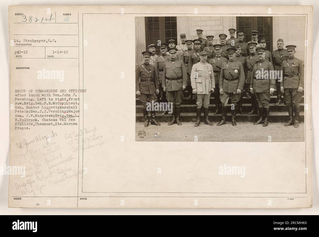 Le lieutenant Strohmeyer, S.C. a capturé une photographie pendant la première Guerre mondiale représentant un groupe de commandants et d'officiers déjeunant avec le général John J. Pershing. Les individus sur la photo, de gauche à droite dans la première rangée, comprennent Brig. Gen. F.R. McCoy, Lieut. Général Hunter Liggett, Marshall Petain, général J.J. Pershing, major général J.W. McAndrew et Brig. Général L.R. Holbrook. La photo a été prise au Château vel des Ecoliers, Chaumont, hte., Marnem, France. Banque D'Images