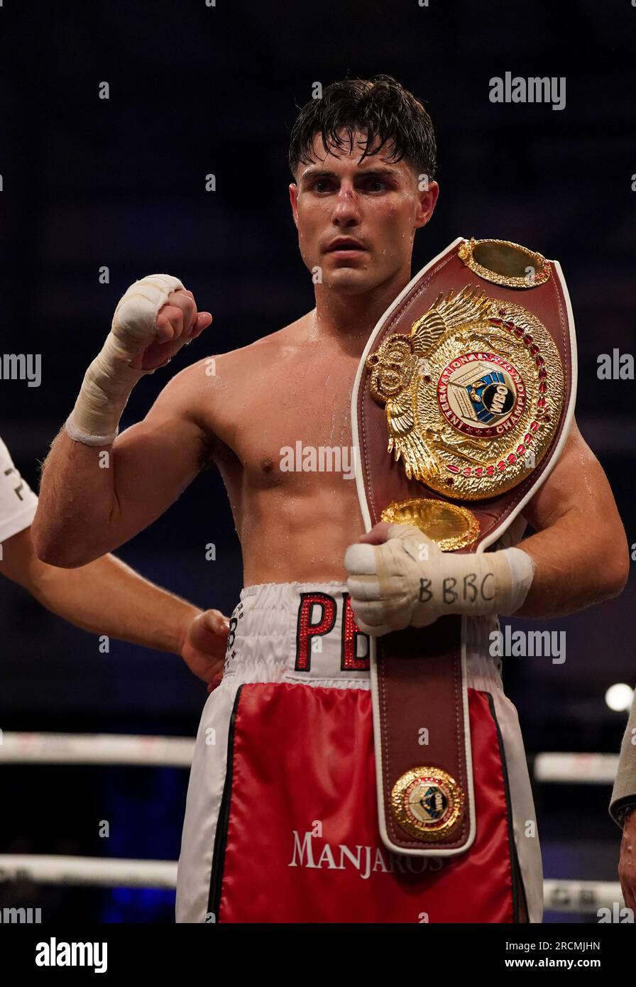 Josh Kelly pose avec sa ceinture de titre après avoir été annoncé comme vainqueur par décision unanime après avoir battu Gabriel Corzo dans le WBO International Super Welterweight Championship match au vertu Motors Arena, Newcastle upon Tyne. Date de la photo : Samedi 15 juillet 2023. Banque D'Images