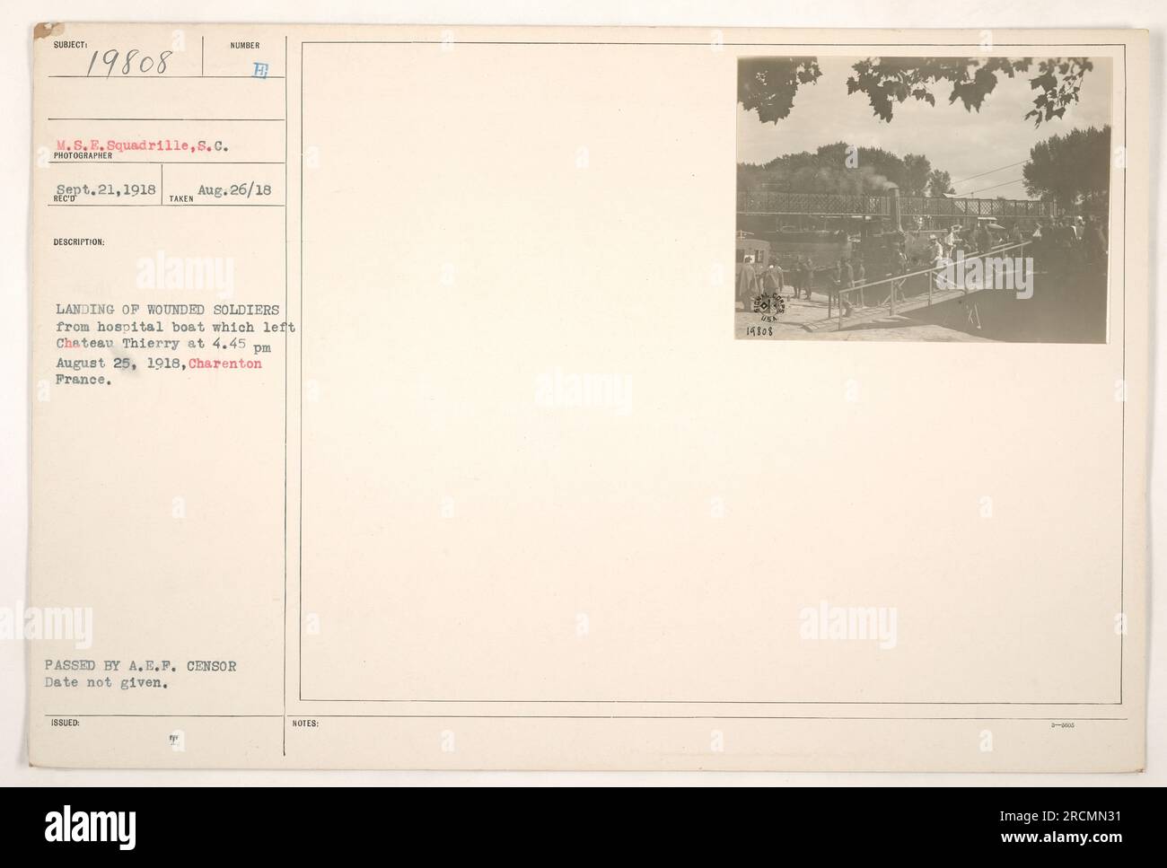 L'image montre le débarquement de soldats blessés d'un bateau-hôpital qui a quitté Château Thierry en France le 25 août 1918. L'emplacement est Charenton, France. La photographie a été prise par le Bubiect M.S.E. Squadrille et a reçu le numéro 19808. La date à laquelle il a été passé par l'A.E.F. Le censeur n'est pas fourni. Banque D'Images