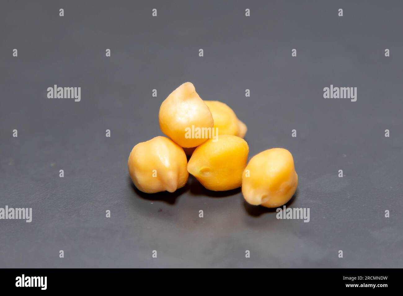 Pois chiche ou pois égyptien isolé sur fond blanc. (Cicer arietinum) Banque D'Images