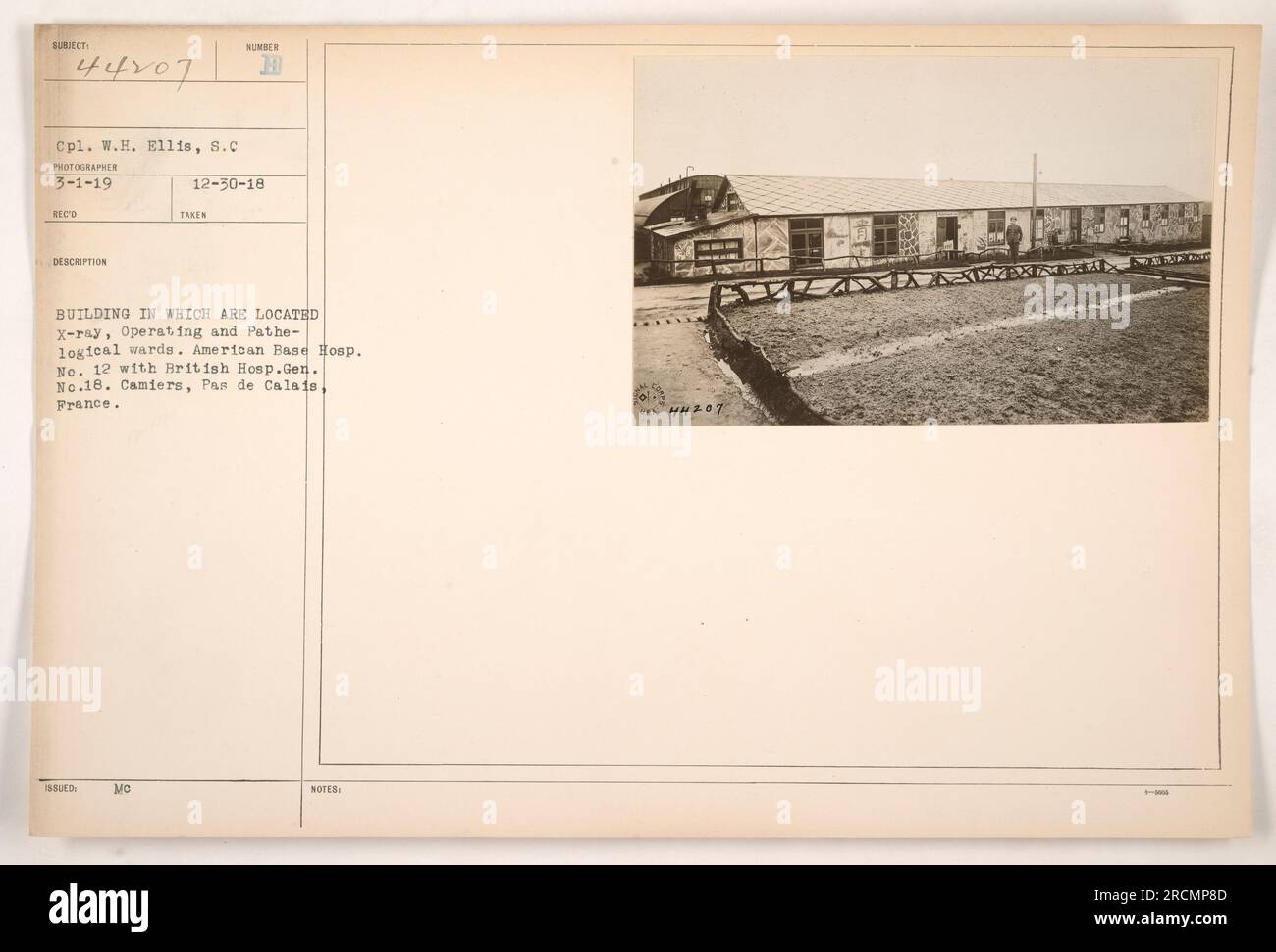 Le caporal W.H. Ellis du 8.C est photographié sur une photo prise le 3-1-19 à la base américaine Hosp. N° 12 à Camiers, pas de Calais, France. La photographie montre un bâtiment qui abrite des salles de radiographie, d'opération et de pathologie. Cet hôpital a également un partenariat avec le britannique Hosp.Gen No.18. Banque D'Images