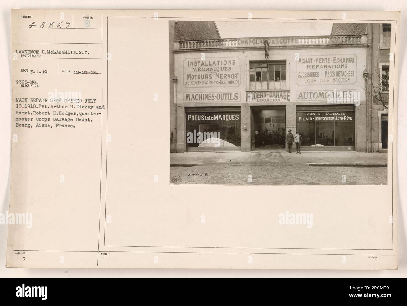 Le soldat Arthur H. Dickey et le sergent Robert H. Hodges du dépôt de récupération du corps de quartier-maître sont photographiés à l'atelier de réparation principal, qui a été ouvert le 18 juillet 1918 à Bourg, Aisne, France. Cette photographie a été prise le 21 décembre 1918 par Lawrence H. McLaughlin, photographe SC. Des notes sur la photographie annoncent divers services mécaniques offerts, y compris la réparation de moteurs et la vente d'accessoires et de pièces de rechange. » Banque D'Images