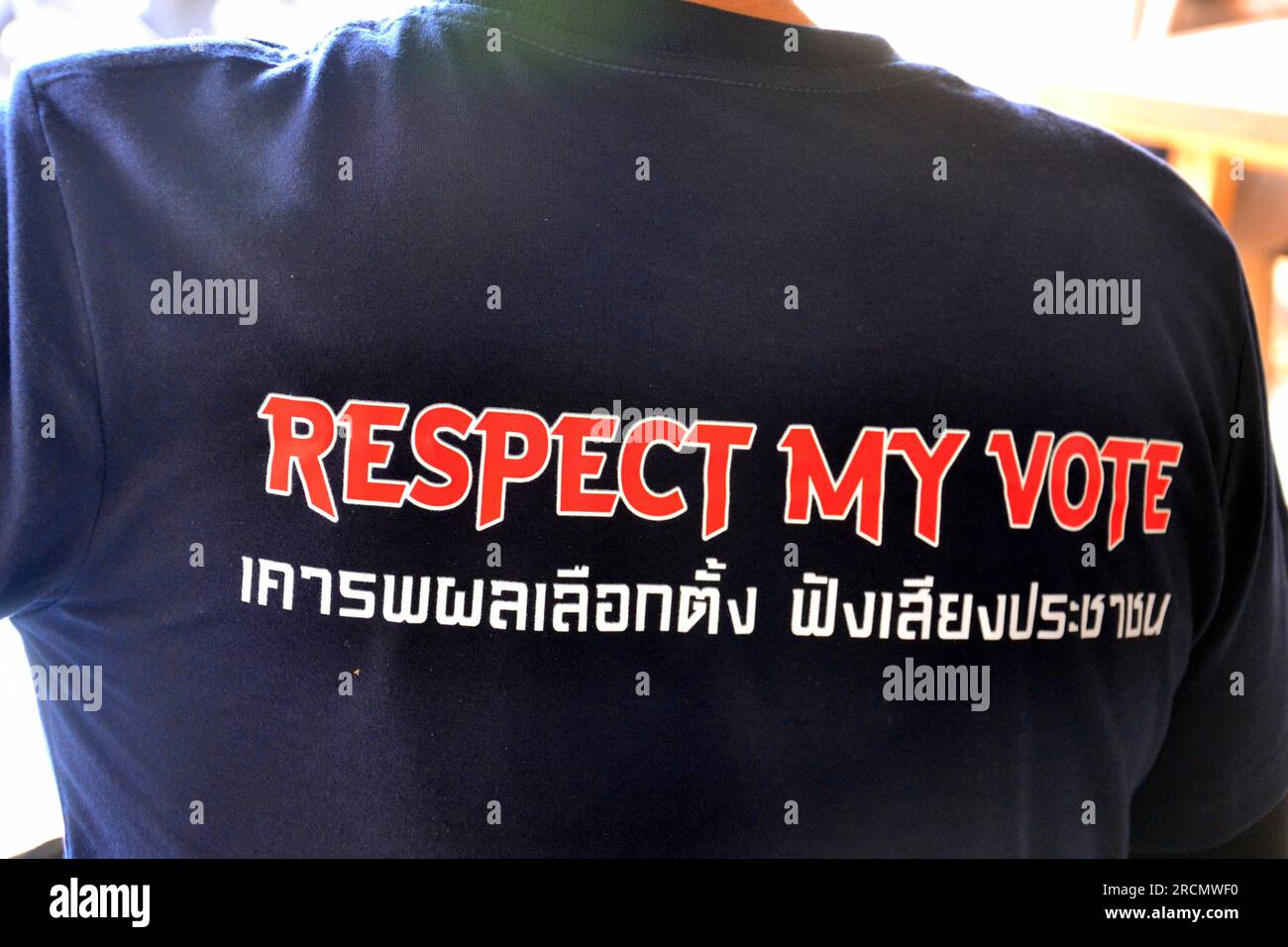 Les t-shirts d'une personne ont un message « respectez mon vote ». Les manifestants soutiennent Pita Limjaroenrat, du parti Move Forward, qui a remporté le plus de voix aux dernières élections législatives. Ils soutiennent Pita Limjaroenrat , chef du parti Move Forward. Pita Limjaroenrat a perdu le vote pour devenir Premier ministre, 51 voix de moins que les 376 voix nécessaires. Le vote a vu de nombreuses abstentions de la part de certains sénateurs. Banque D'Images