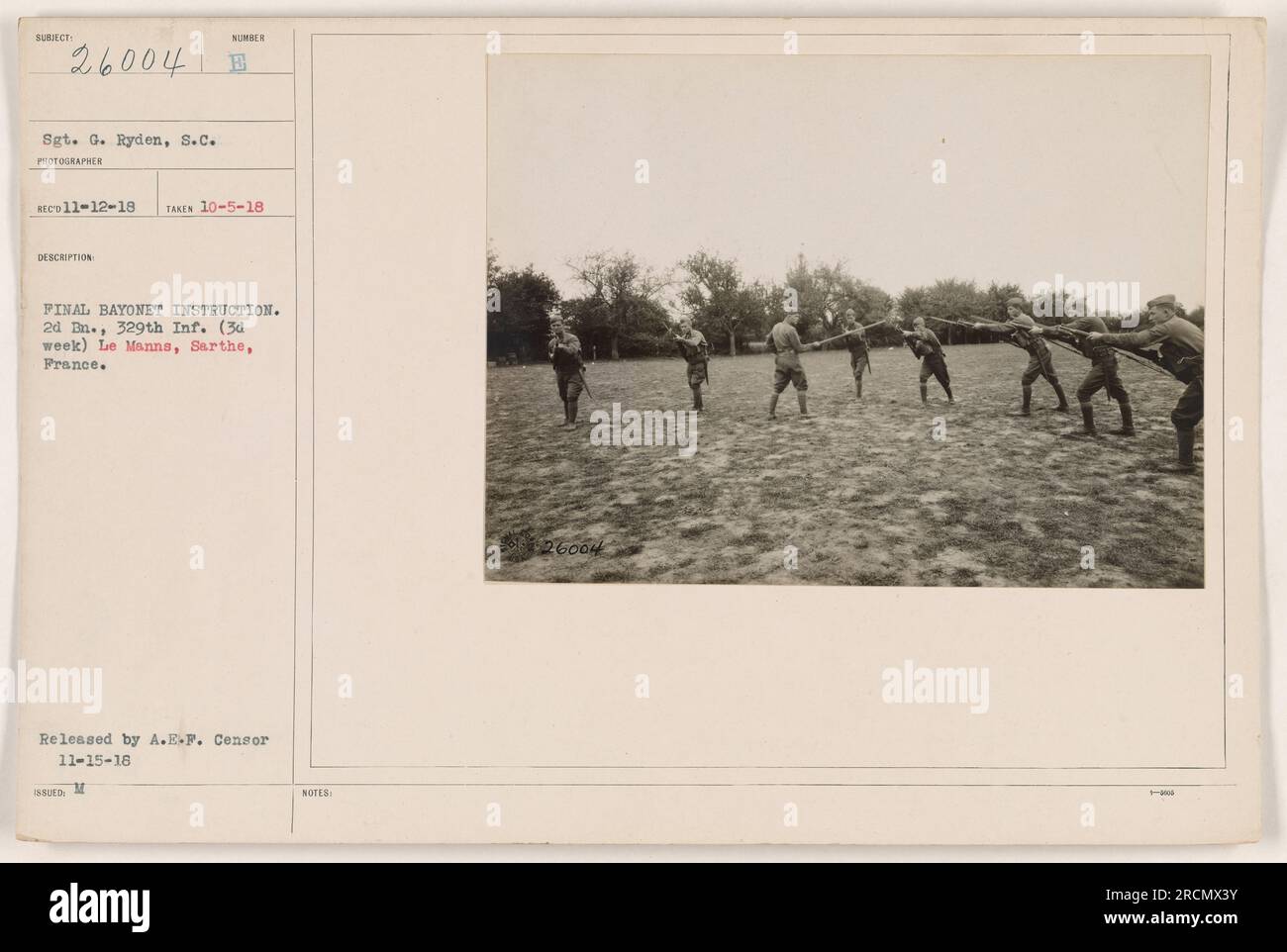 Le sergent G. Ryden reçoit l'instruction finale à la baïonnette pendant la première Guerre mondiale. La photographie a été prise le 5 octobre 1918, au Mans, Sarthe, France. Le sergent Ryden était membre du 2e bataillon du 329e régiment d'infanterie de l'armée américaine. L'image a été publiée par l'A.E.F. Censurer le 15 novembre 1918. Banque D'Images