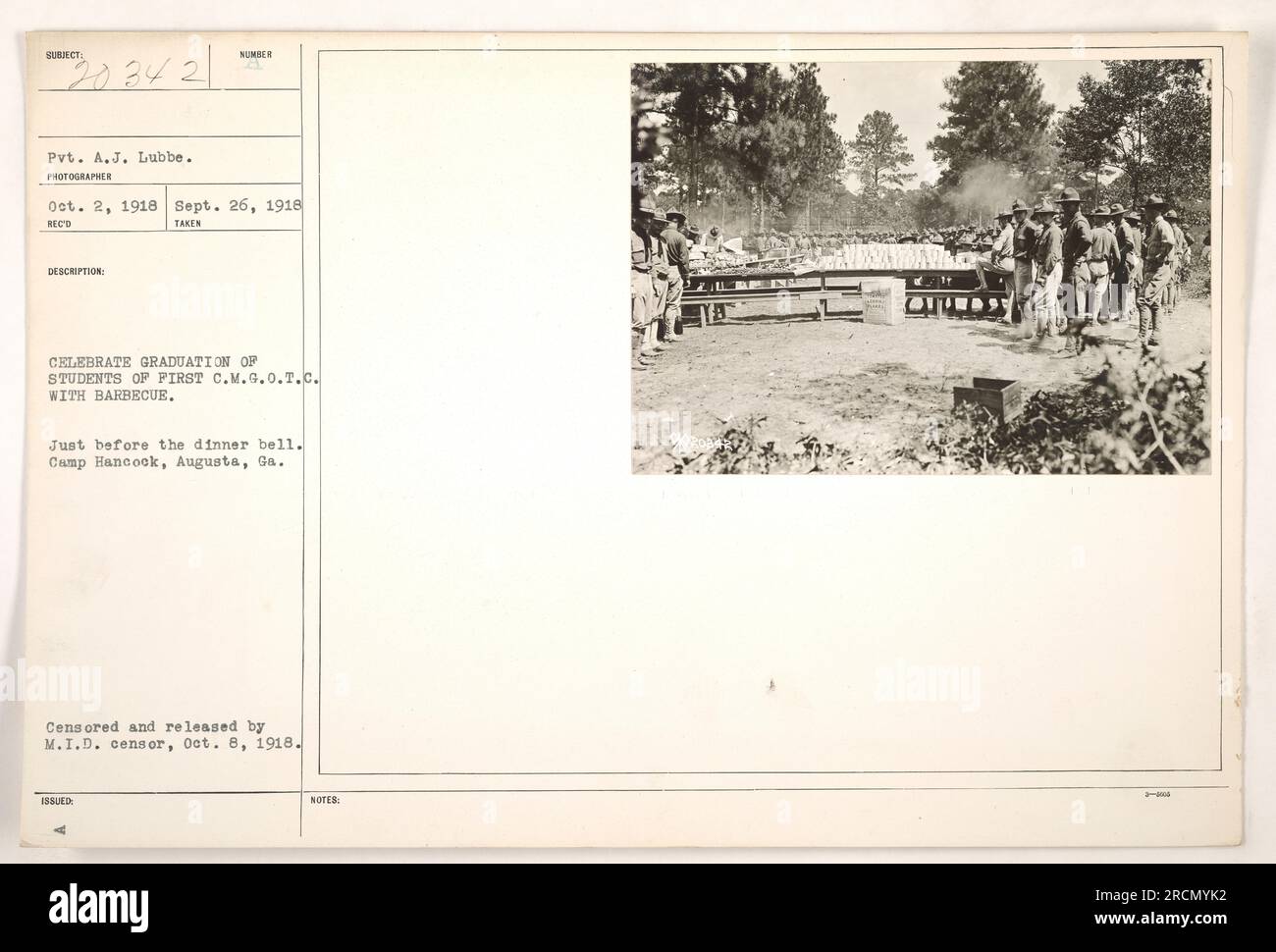 Groupe de militaires réunis pour une cérémonie de remise des diplômes au Camp Hancook. VP. A.J. Lubbe est visible au premier plan. L'événement comprend un barbecue et a eu lieu le 26 septembre 1918. La photo a été prise par un photographe surnommé « RECO » et a été approuvée par le censeur du M.I.D. le 8 octobre 1918. Banque D'Images