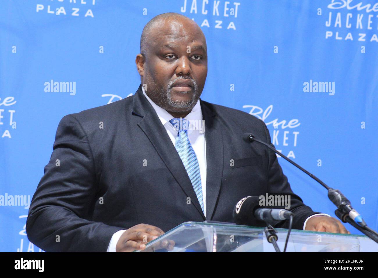 (230716) -- FRANCISTOWN, 16 juillet 2023 (Xinhua) -- Godisang Radisigo, maire du conseil municipal de Francistown, s'adresse aux habitants au sujet de la transition de la ville vers des lampadaires solaires pour augmenter l'éclairage, à Francistown, Botswana, le 29 juin 2023. Francistown, la deuxième plus grande ville du Botswana, est occupée à installer des lumières solaires qui illumineront ses rues pour réduire les coûts et lutter contre la criminalité. Un total de 100 lampes LED solaires ont été commandées de Chine pour remplacement par la Botswana Power Corporation (BPC), la seule compagnie d'électricité du Botswana, car Francistown transitent du gr national Banque D'Images