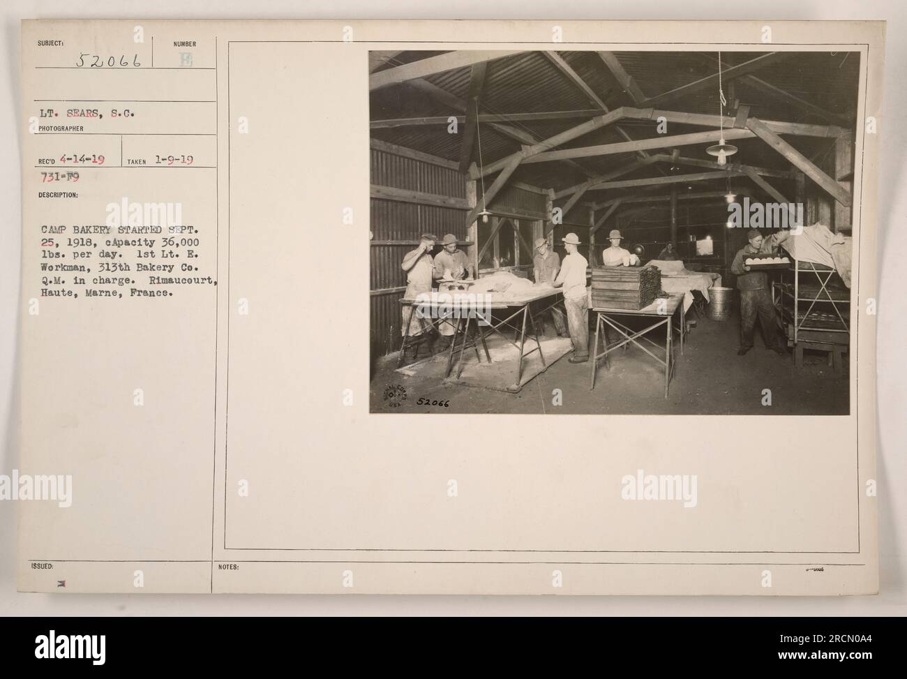 L'image représente la boulangerie du camp à Rimaucourt, haute, Marne, France pendant la première Guerre mondiale La boulangerie a été créée le 25 septembre 1918 avec une capacité de production de 36 000 livres de produits de boulangerie par jour. Le 1st Lt. E. Workman, de la 313th Bakery Co., Q.M. était responsable. Photographie prise par le lieutenant Sears le 9 janvier 1919. Banque D'Images